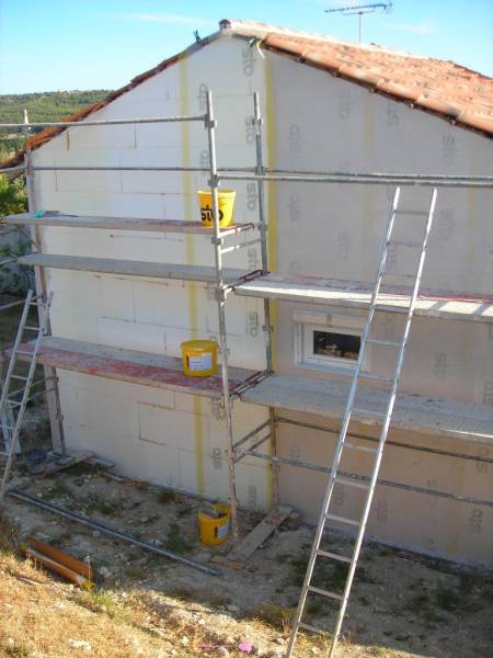 Ravalement de façade avec isolation ITE pour un bâtiment à Nîmes