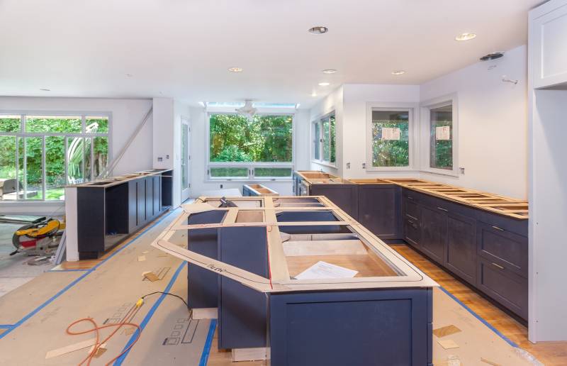 Rénovation globale d’une cuisine avec pose des meubles design à Aigues-Mortes