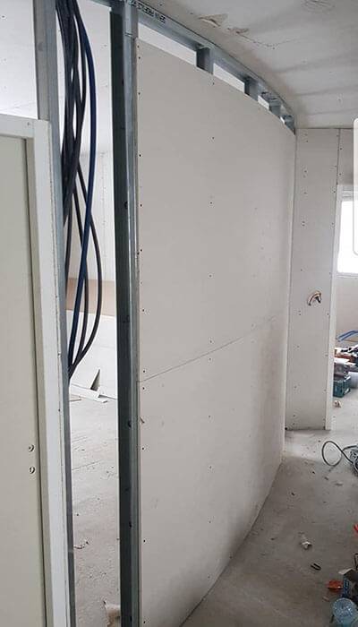 Artisan Plaquiste pour une pose de cloison cintrée à Lunel 