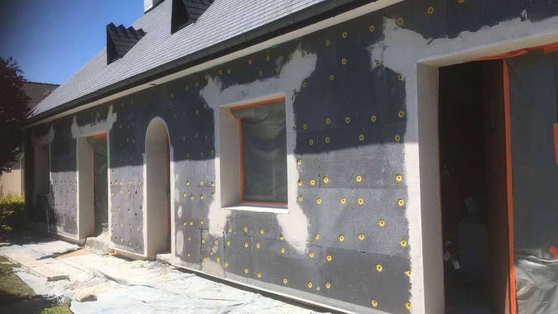 Ravalement de façade avec isolation extérieur pour une maison à Nîmes dans le Gard 